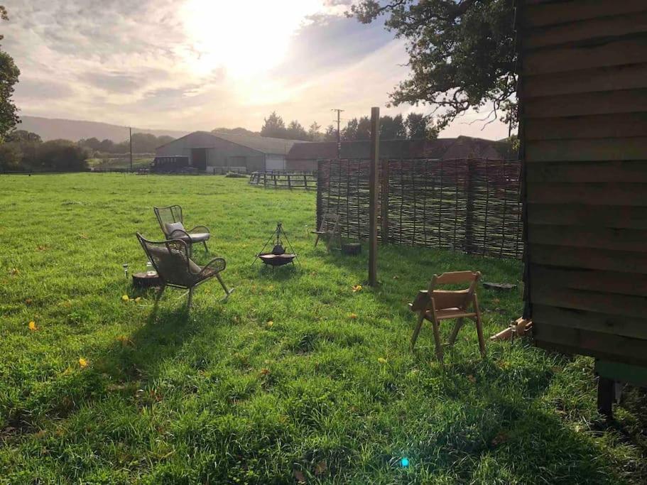 Villa Aspen Leaves: The Perfect Farm Retreat à Graffham Extérieur photo